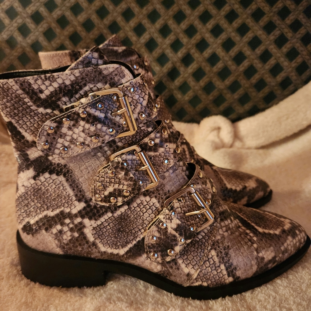 NWOB STEVE MADDEN HARMON FAUX SNAKESKIN SZ 7 BOOTIES